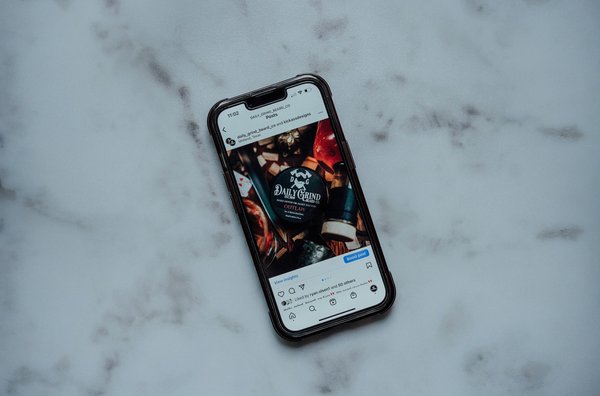 Quels sont les meilleurs réglages pour améliorer la qualité des appels vidéo sur un iPhone 12 Pro ?